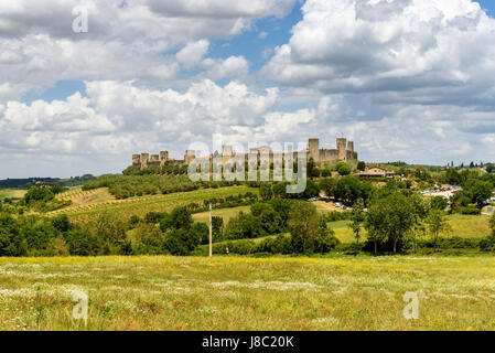 Monteriggioni, Toskana, Italien - 20. Mai 2017 - Panoramablick auf die mittelalterliche Festungsstadt 1214-19 erbaut und befindet sich auf einem natürlichen Hügel Stockfoto