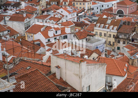 Luftaufnahme der Stadt Lissabon und Tejo mit roten Dächern und Sehenswürdigkeiten Stockfoto