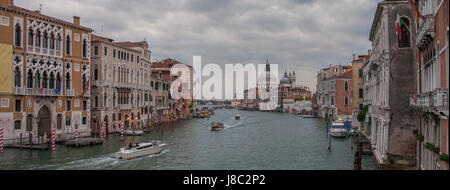 ein Blick auf venezianischen Kanal am Abend mit Booten und grau bedecktem Himmel Stockfoto