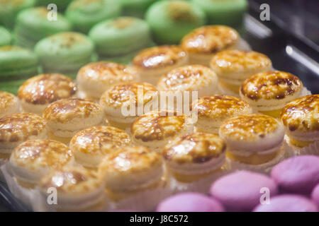Französische Macarons in einem Geschäft dekoriert. Stockfoto