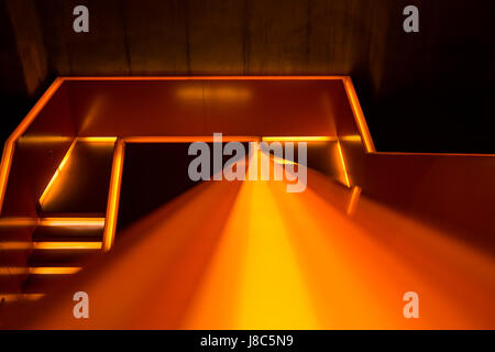 Beleuchtete Treppe des Museums in das Weltkulturerbe "Zeche Zollverein", eine geschlossene Kokerei in Essen/Deutschland. Stockfoto