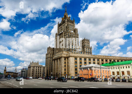 Moskau, Russland - Juni 12: Ministry of Foreign Affairs am 12. Juni 2013 in Moskau, Russland. Eines der sieben einzigartige Stalins Hochhäuser gebaut in sowjetischen Stockfoto