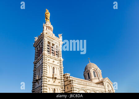 Goldene Statue der Madonna hält das Jesuskind auf der Oberseite Notre-Dame De La Garde in Marseille, Frankreich Stockfoto