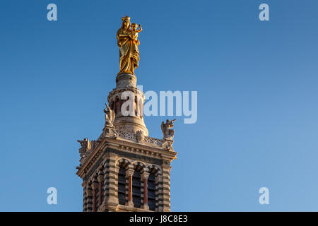 Goldene Statue der Madonna hält das Jesuskind auf der Oberseite Notre-Dame De La Garde in Marseille, Frankreich Stockfoto