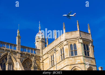 Windsor, England - 9. April 2017 - British Airways Verkehrsflugzeuge fliegt über Windsor Castle an einem strahlend blauen Himmel Tag an Windsor, England am April Stockfoto