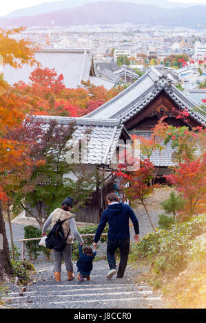 Kyoto, Japan - November 2016: Japanischer Eltern mit Kind zu Fuß in einem Waldpark des Enkoji-Tempels in Kyoto, Japan, im Herbst Stockfoto