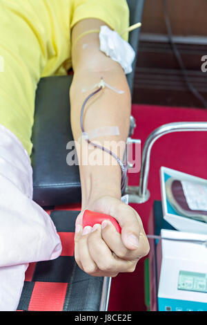 Blut-Spender Spende mit ein bouncy Ball halten in der hand Stockfoto