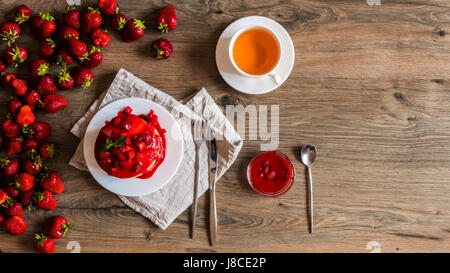 Ansicht von oben Erdbeer-Diät auf ein Frühstück mit Tee. Stockfoto