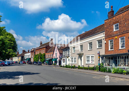 DEDHAM HOHE STRAßE MIT HÜBSCHEN HÄUSERN Stockfoto