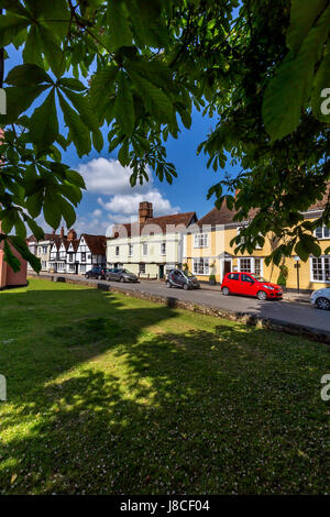 DEDHAM HOHE STRAßE MIT HÜBSCHEN HÄUSERN Stockfoto