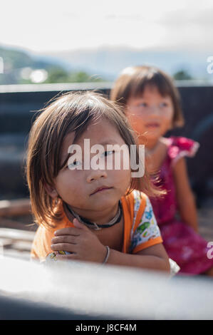 CHIANG MAI THAILAND - 25 AUGUST: unbekannte Kinder niedliche süße kleine Mädchen im Freien mit am 25. August 2015 in CHIANG MAI, THAILAND Stockfoto