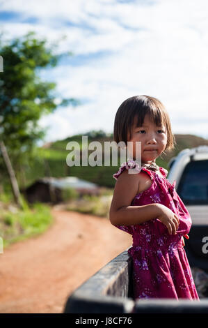 CHIANG MAI THAILAND - 25 AUGUST: unbekannte Kinder niedliche süße kleine Mädchen im Freien mit am 25. August 2015 in CHIANG MAI, THAILAND Stockfoto