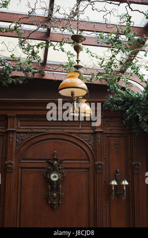 Moskau: Details von der Veranda des Cafe Pushkin, ein berühmtes Restaurant und eine Bar geöffnet 1999 im Inneren eine barocke Herrenhaus aus dem 19. Jahrhundert Stockfoto