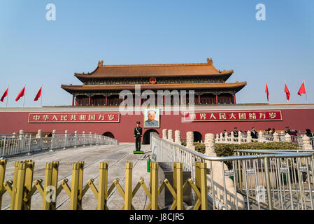 Soldat und Mao Bild am Tor des himmlischen Friedens oder Tiananmen, die vor dem Eingang zur verbotenen Stadt, Peking, China Stockfoto