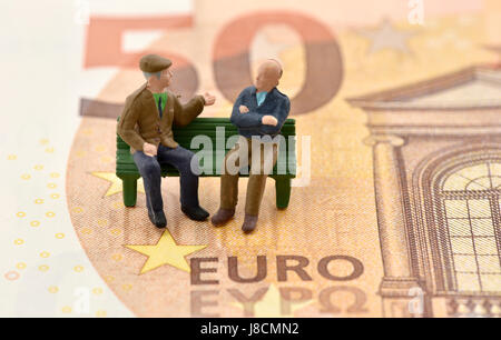 Symbolisches Bild Rente, Rentner, Pflegeversicherung, private und staatliche Bestimmungen, Banknoten, euro Stockfoto