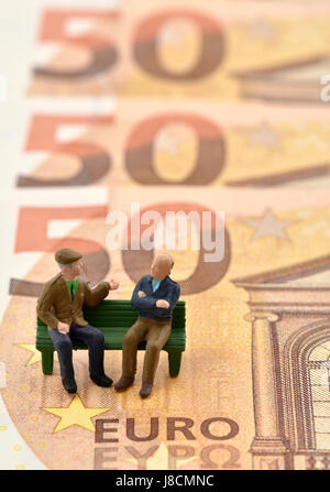 Symbolisches Bild Rente, Rentner, Pflegeversicherung, private und staatliche Bestimmungen, Banknoten, euro Stockfoto