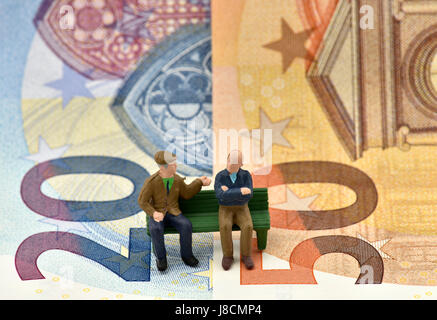Symbolisches Bild Rente, Rentner, Pflegeversicherung, private und staatliche Bestimmungen, Banknoten, euro Stockfoto