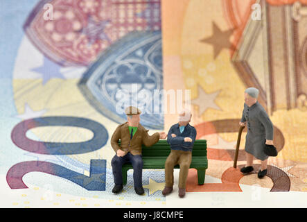 Symbolisches Bild Rente, Rentner, Pflegeversicherung, private und staatliche Bestimmungen, Banknoten, euro Stockfoto