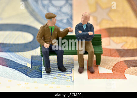 Symbolisches Bild Rente, Rentner, Pflegeversicherung, private und staatliche Bestimmungen, Banknoten, euro Stockfoto