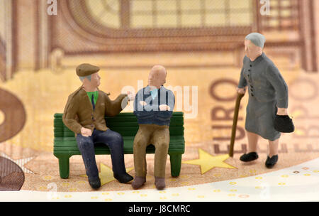 Symbolisches Bild Rente, Rentner, Pflegeversicherung, private und staatliche Bestimmungen, Banknoten, euro Stockfoto