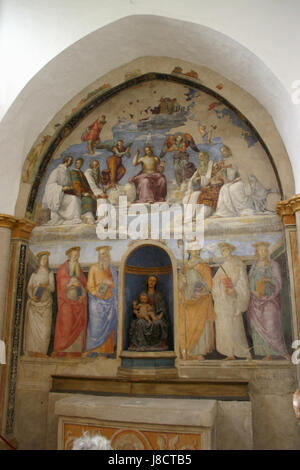 Das Bild der Cappella di San Severo in Perugia zeigt Werke von Raffaello und Perugino. Die Kapelle, eine wichtige künstlerische Stätte, beherbergt Fresken aus der Renaissance, die den Einfluss beider Künstler auf die religiöse Kunst während dieser Zeit demonstrieren. Stockfoto