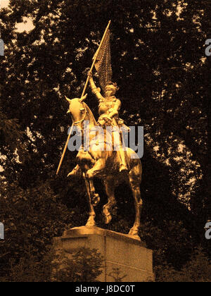 Diese Referenz bezieht sich wahrscheinlich auf eine Statue oder historische Darstellung der Jeanne d'Arc in Portland, die für ihre gedenkliche Bedeutung für die französische Heldin und ihre Rolle in der mittelalterlichen Geschichte bekannt ist. Stockfoto