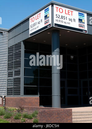 Immobilien Makler Lager und Büro Industrieanlagen, Zeichen zu lassen Stockfoto