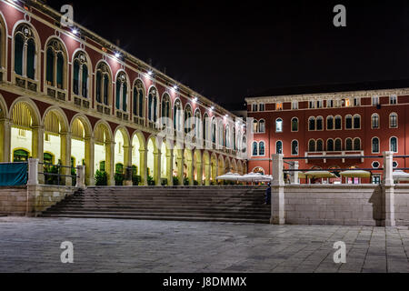 Platz der Republik in Split in der Nacht, Dalmatien, Kroatien Stockfoto