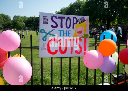 London Fields, Hackney. Protest gegen die Regierung plant, mehr als 600 Lehrer in Hackney zu schneiden. Ein Schild auf dem Park-Geländer sagt "die Kürzungen zu stoppen". Stockfoto