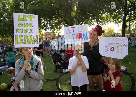 London Fields, Hackney. Protest gegen die Regierung plant, mehr als 600 Lehrer in Hackney zu schneiden. Drei Kinder halten Schilder mit der Aufschrift, "unsere Kinder lernen lassen", Stockfoto