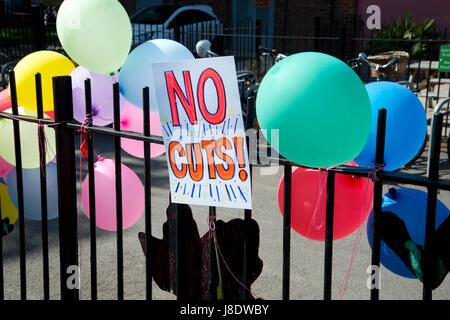 London Fields, Hackney. Protest gegen die Regierung plant, mehr als 600 Lehrer in Hackney zu schneiden. Ein Schild auf dem Park-Geländer sagt "Keine Kürzungen". Stockfoto