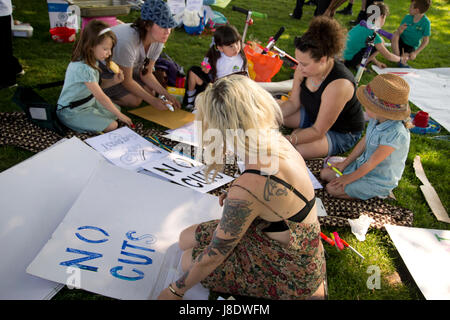 Protest gegen die Regierung plant, mehr als 600 Lehrer in Hackney zu schneiden. Eltern und Schüler machen Schilder und Plakate sagen "Keine Kürzungen". Stockfoto