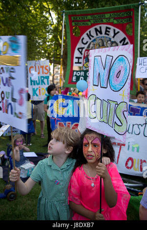 London Fields, Hackney. Protest gegen die Regierung plant, mehr als 600 Lehrer in Hackney zu schneiden. Stockfoto