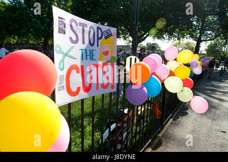 London Fields, Hackney. Protest gegen die Regierung plant, mehr als 600 Lehrer in Hackney zu schneiden. (Foto von Jenny Matthews/In Bilder via Getty Images) Stockfoto