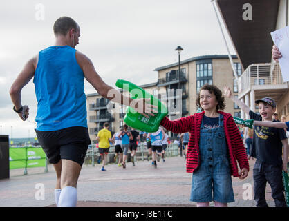 Edinburgh, UK. 28. Mai 2017. Sonntag 28. Mai 2017: Edinburgh, Schottland. Edinburgh Marathon Festival. Läufer im Edinburgh Halbmarathon machen ihren Weg entlang Portobello Promenade an diesem Morgen angefeuert von Familie, Freunden und Gönnern. Bildnachweis: Andrew O'Brien/Alamy Live-Nachrichten Stockfoto