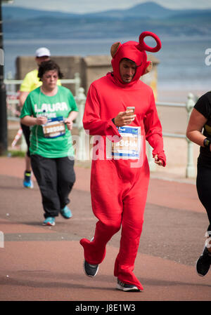 Edinburgh, UK. 28. Mai 2017. Sonntag 28. Mai 2017: Edinburgh, Schottland. Edinburgh Marathon Festival. Läufer im Edinburgh Halbmarathon machen ihren Weg entlang Portobello Promenade an diesem Morgen angefeuert von Familie, Freunden und Gönnern. Bildnachweis: Andrew O'Brien/Alamy Live-Nachrichten Stockfoto