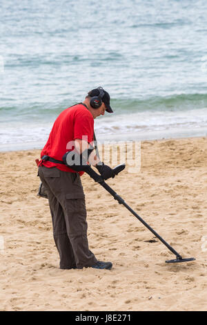 Bournemouth, Dorset, UK. 28. Mai 2017. UK-Wetter: bewölkter Tag in Bournemouth Strände, aber die Sonne ist versuchen zu durchbrechen. Besucher gehen ans Meer machen das Beste aus dem Wochenende und Feiertagen. Auf der Suche nach einem Schatz! Bildnachweis: Carolyn Jenkins/Alamy Live-Nachrichten Stockfoto