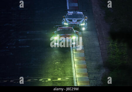 Nuerburg, Deutschland. 27. Mai 2017. Der Porsche 911 GT3 R (L) aus dem Team Frikadelli Racing Team und dem BMW M6 GT3 von Team Rowe Racing pass von der Sektion "Bruennchen" auf der Nordschleife-Kurs während der 24 Stunden Nürburgring Rennen in Nuerburg, Deutschland, 27. Mai 2017. Foto: Silas Stein/Dpa/Alamy Live News Stockfoto