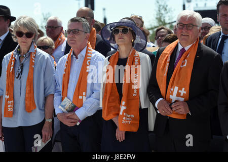 Wittenberg, Deutschland. 28. Mai 2017. Der deutsche Bundespräsident Frank-Walter Steinmeier (R-L) und seine Frau Elke Buedenbender, Bundesinnenminister Thomas de Maiziere und seine Frau Martina de Maiziere den Gottesdienst hielt im Rahmen der Deutschen Evangelischen Kirchentag in Lutherstadt Wittenberg, Deutschland, 28. Mai 2017 besuchen. Der 36. Deutschen Evangelischen Kirchentag zum 500. Jahrestag der Reformation soll vom 24. bis 28. Mai stattfinden wird, unter dem Motto "Du Siehst mich" (du siehst mich). Bildnachweis: Dpa picture Alliance/Alamy Live News Stockfoto