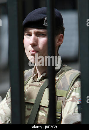 London, UK. 28. Mai 2017. Bewaffnete Polizei und Fallschirmjäger weiterhin Londoner Sehenswürdigkeiten und Straßen trotz der Reduktion der Bedrohungs-Level von kritischen Polizei (es ist die höchste Stufe) bis schwer. Es kommt im Zuge der Manchester Arena Bombardierung die 22 Personen Tote und mehr als hundert Verletzte in einem der schlimmsten Terroranschläge auf britischem Boden. Bildnachweis: Tejas Sandhu/Alamy Live-Nachrichten Stockfoto