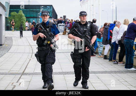 Liverpool, Vereinigtes Königreich. 28. Mai 2017. Bewaffnete Polizei patrouillieren in der Nähe der Ziellinie des Rock n Roll Marathon in Liverpool auf Sonntag, 28. Mai 2017. Bildnachweis: Christopher Middleton/Alamy Live-Nachrichten Stockfoto