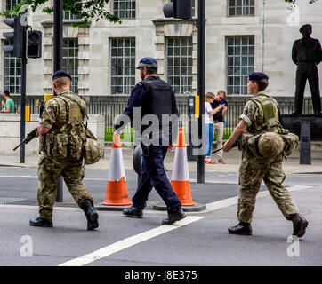 Westminster, Zentral-London, UK. 28. Mai 2017. Das Militär weiterhin Metropolitan Polizisten auf den Straßen von London, in Downing Street und innerhalb der Grenzen der britischen Parlament in Westminster, Zentral-London, UK-Credit: Alan Fraser/Alamy Live News Stockfoto