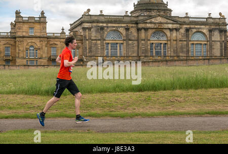 Gosford Estate, East Lothian, Schottland, Großbritannien. 28 Mai, 2017. Eine einzelne männliche Läufer vor gosford Haus in Edinburgh Marathon Festival 2017 an der Meile 18. Stockfoto