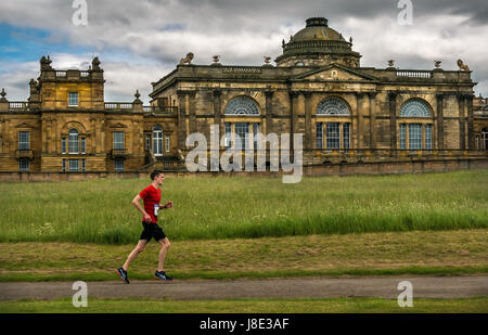 Gosford Estate East Lothian, Schottland, Großbritannien. 28 Mai, 2017. Eine einzelne männliche Läufer vor gosford Haus in Edinburgh Marathon Festival 2017 an der Meile 18. Stockfoto