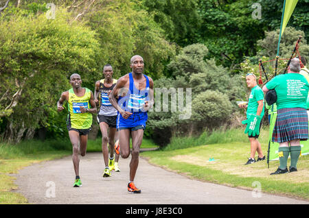 Gosford Estate, East Lothian, Schottland, Großbritannien. 28 Mai, 2017 Top Kenyan männliche Läufer Stanley Kiprotich Bett Kiplagat, Julius Korir und Hildesheimer Koech im Edinburgh Marathon Festival 2017 an der Meile 18. Stockfoto