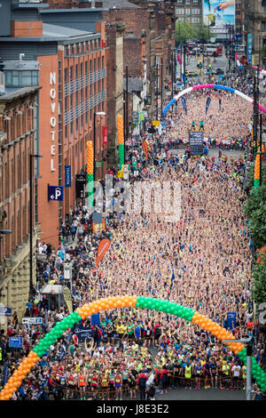 Manchester, UK. 28. Mai 2017. Simplyhealth Great Manchester Run gibt für das 15. Jahr, mit bis zu 30.000 Elite-Athleten, Liebe Läufer und prominente aller Teilnahme für Spaß, Fitness und Fundraising. Bildnachweis: Andy Barton/Alamy Live-Nachrichten Stockfoto