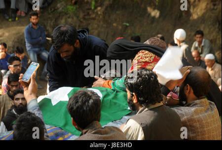 Srinagar, Kaschmir. 28. Mai 2017. Tante Sabzar Ahmad Bhat umarmt ihn auf seiner Beerdigung jammern. Bildnachweis: Arbaz Mughal/Alamy Live-Nachrichten Stockfoto