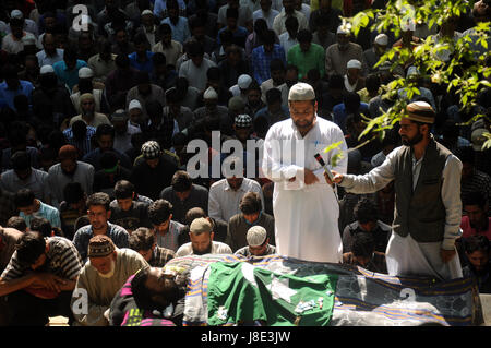 Srinagar, Kaschmir. 28. Mai 2017. Totengebet der oberen Hizbul Commander Sabzar Ahmad Bhat. Bildnachweis: Arbaz Mughal/Alamy Live-Nachrichten Stockfoto