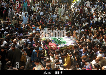 Srinagar, Kaschmir. 28. Mai 2017. Beerdigung des oberen Hizbul Commander Sabzar Ahmad Bhat. Bildnachweis: Arbaz Mughal/Alamy Live-Nachrichten Stockfoto