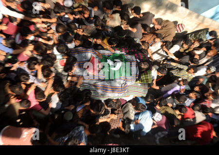 Srinagar, Kaschmir. 28. Mai 2017. Beerdigung des oberen Hizbul Commander Sabzar Ahmad Bhat Credit: Arbaz Mughal/Alamy Live-Nachrichten Stockfoto